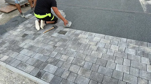 Térkő fektetése kézzel, gumikalapáccsal, szegély mentén zsinórvezetéssel